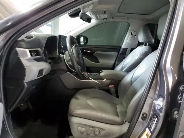 2022 TOYOTA HIGHLANDER XLE  