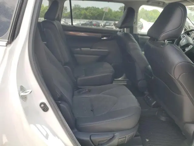 2024 TOYOTA HIGHLANDER LE  