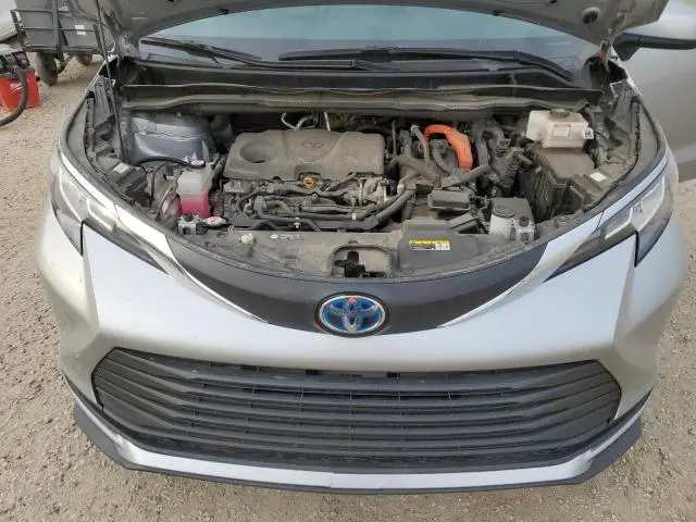 2021 TOYOTA SIENNA LE  