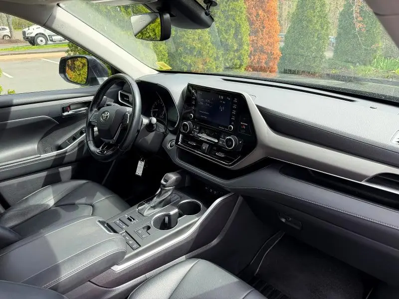 2021 TOYOTA HIGHLANDER XLE  