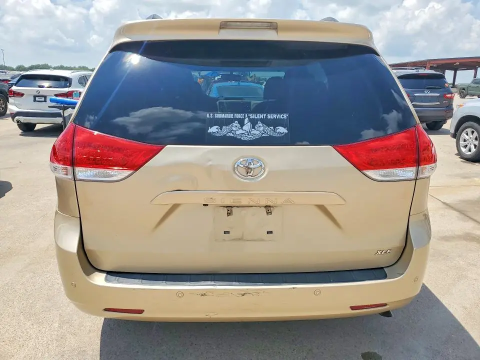 2011 TOYOTA SIENNA   