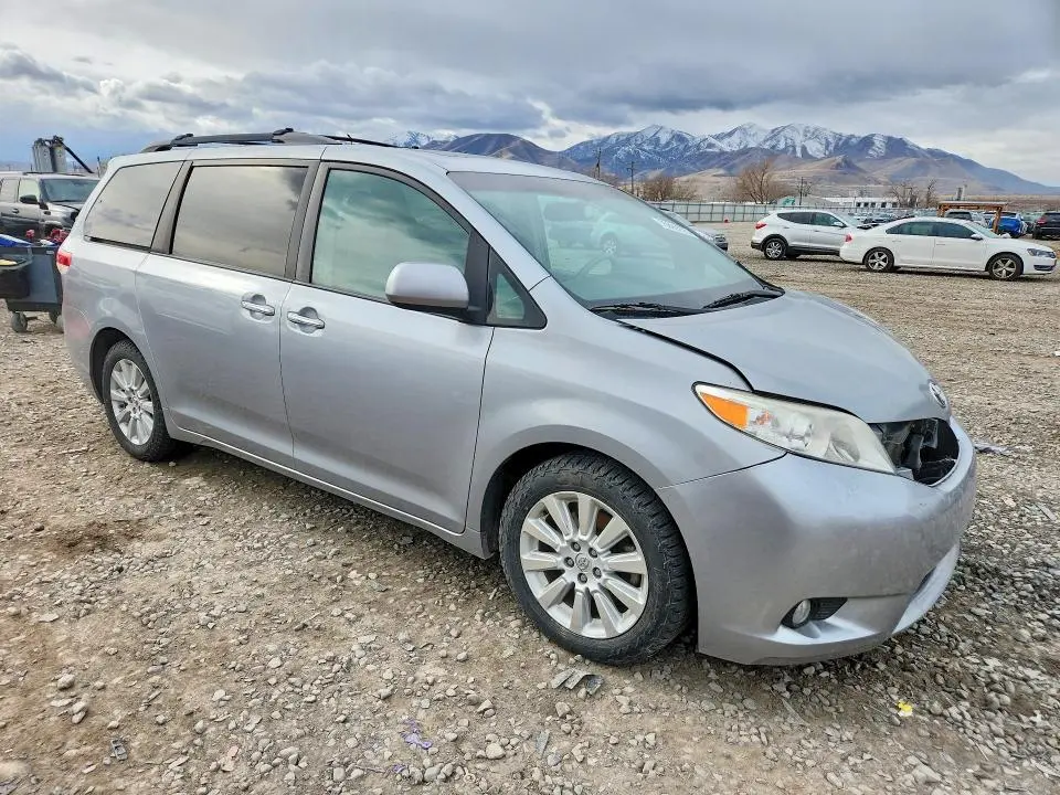 2014 TOYOTA SIENNA XLE  