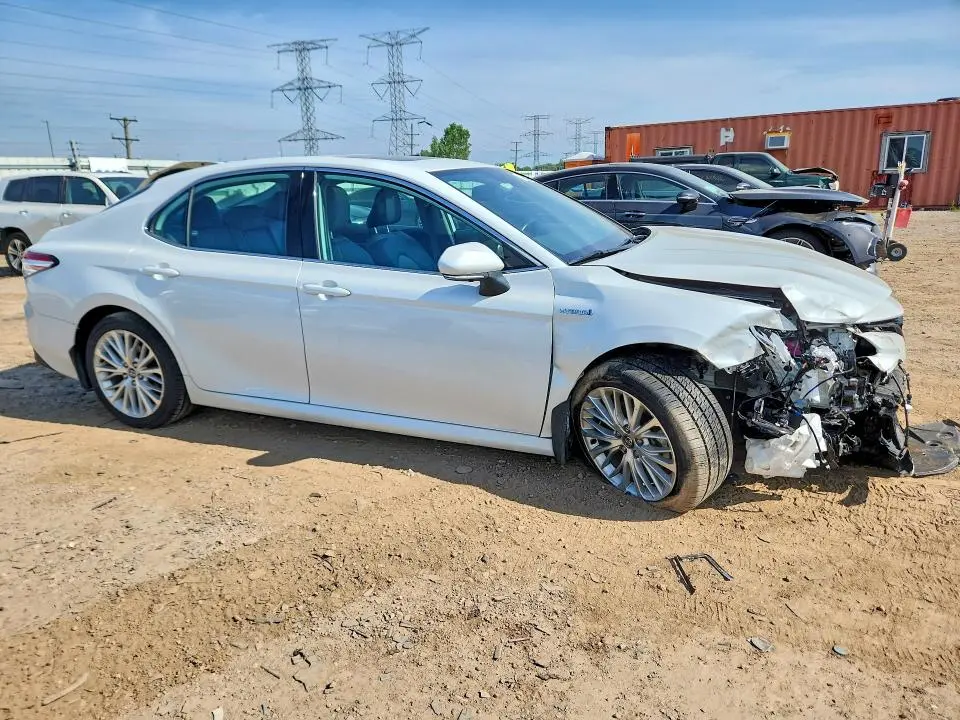 2020 TOYOTA CAMRY XLE  