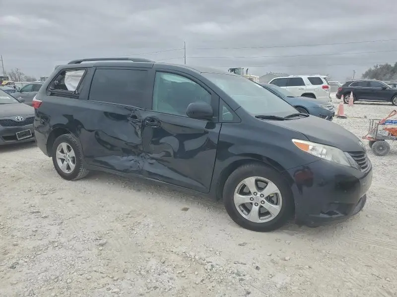 2017 TOYOTA SIENNA LE  