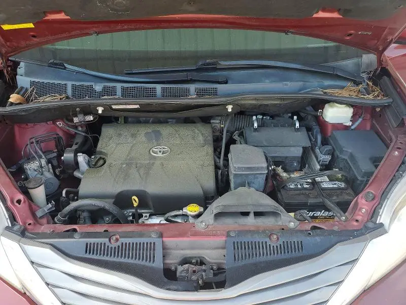 2014 TOYOTA SIENNA XLE 8-PASSENGER  