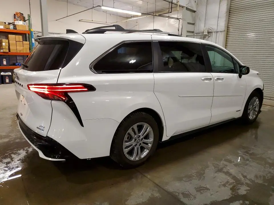 2021 TOYOTA SIENNA XSE  