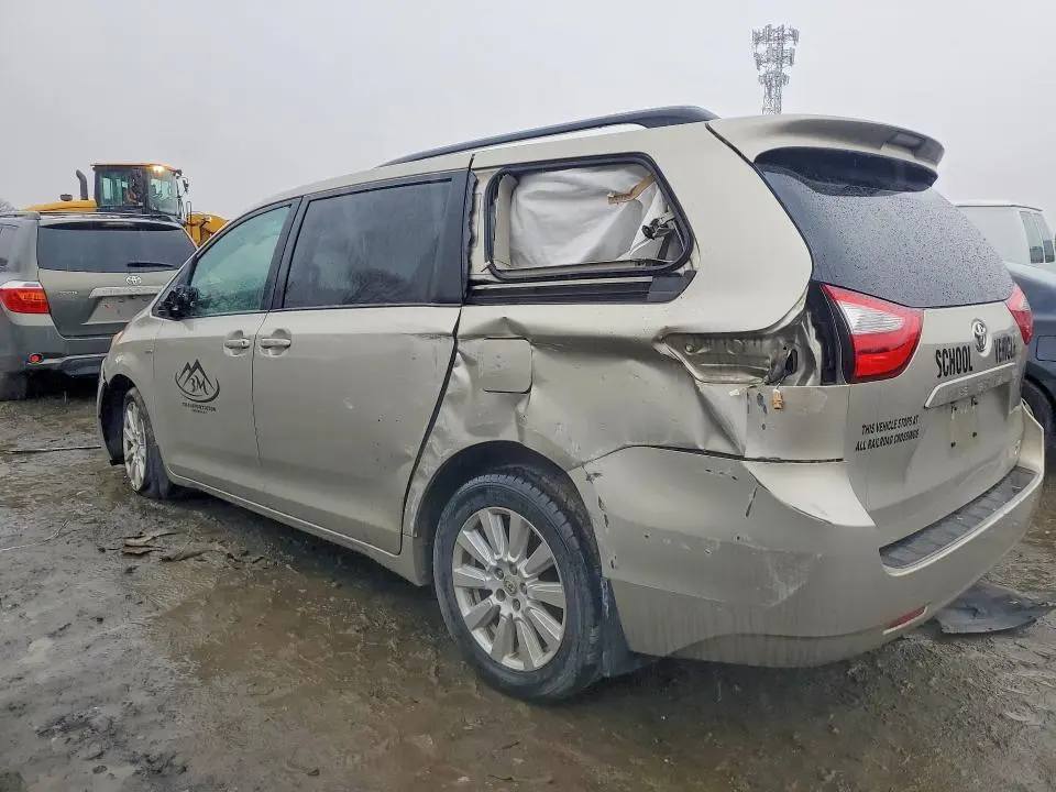 2017 TOYOTA SIENNA LE  