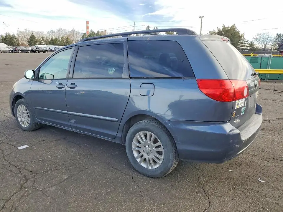 2010 TOYOTA SIENNA   