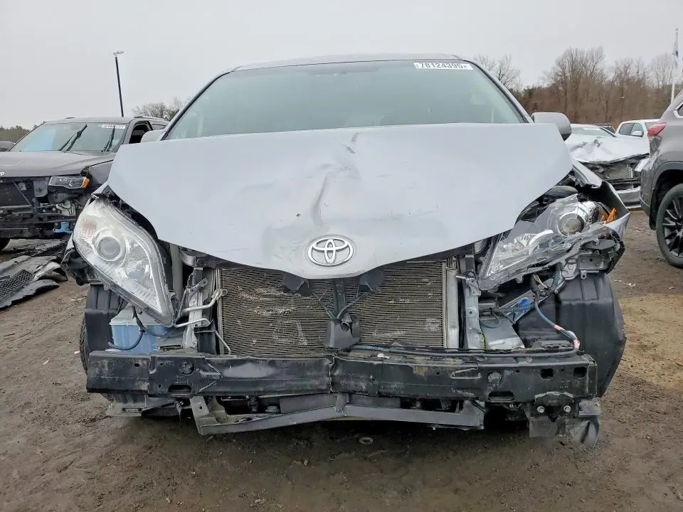 2015 TOYOTA SIENNA LE 8 PASSENGER  