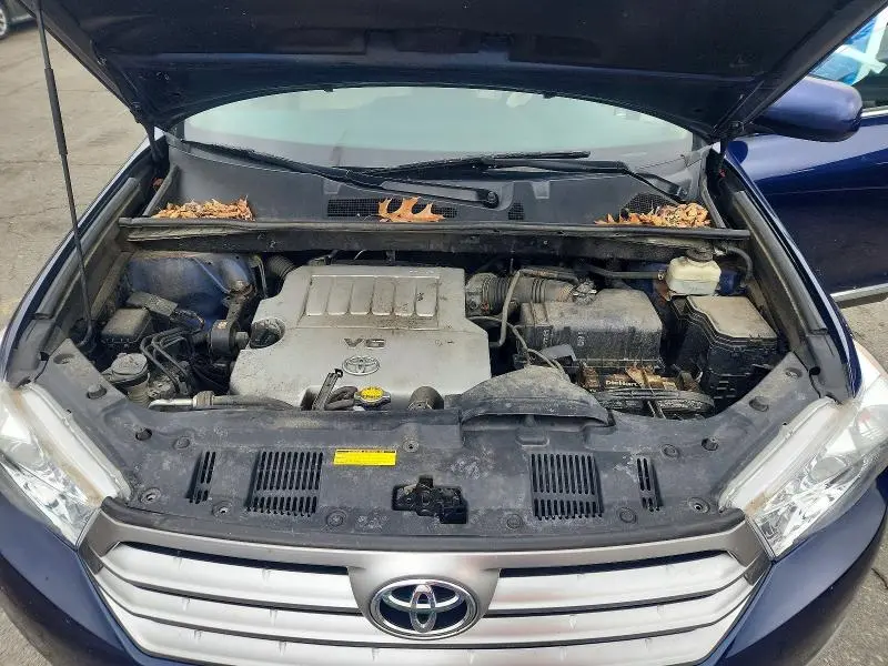 2013 TOYOTA HIGHLANDER SE  