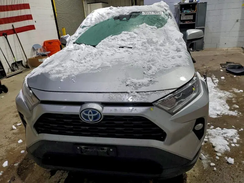 2020 TOYOTA RAV4 XLE  