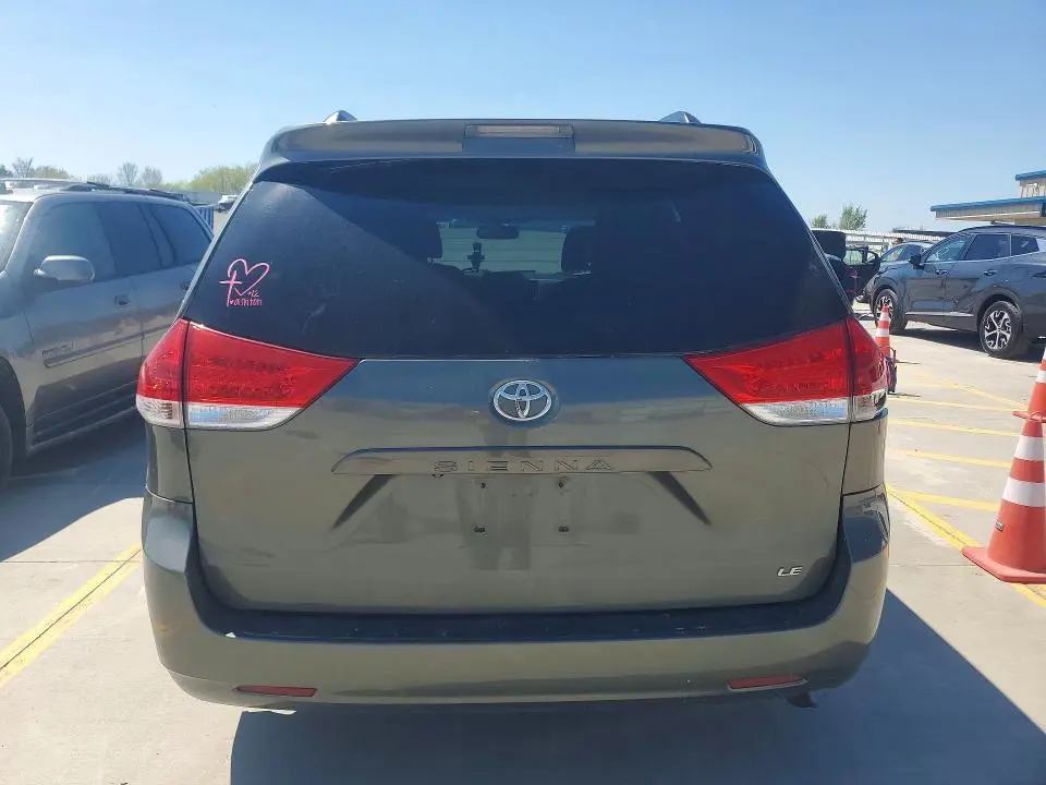 2014 TOYOTA SIENNA LE  