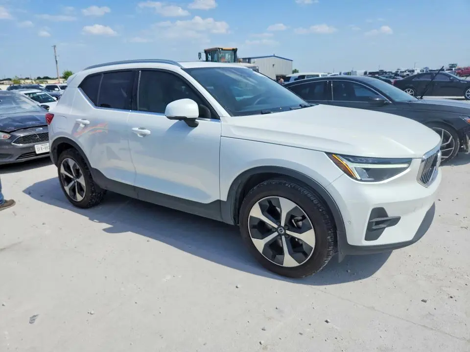 2023 VOLVO XC40 PLUS  