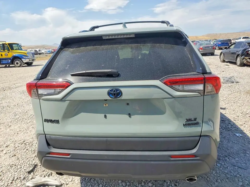 2022 TOYOTA RAV4 XLE  