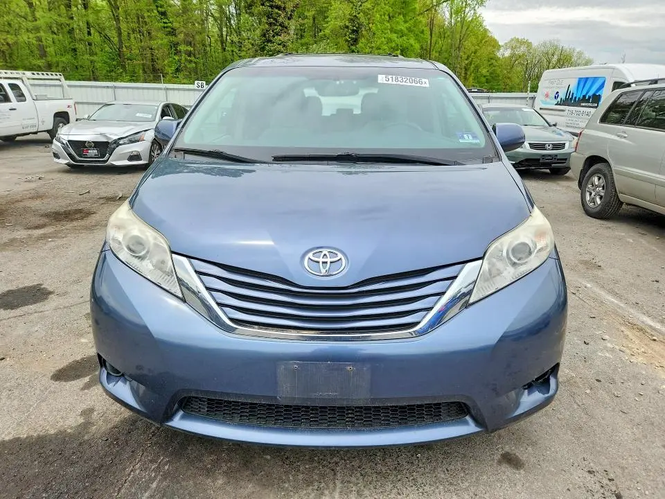 2017 TOYOTA SIENNA LE  