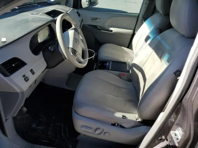 2014 TOYOTA SIENNA LE  