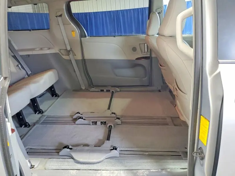 2014 TOYOTA SIENNA XLE 8-PASSENGER  