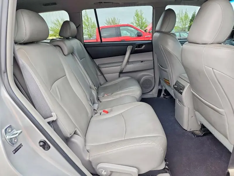 2011 TOYOTA HIGHLANDER SE  