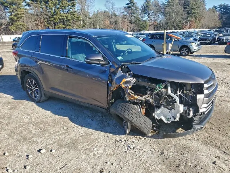 2019 TOYOTA HIGHLANDER SE  