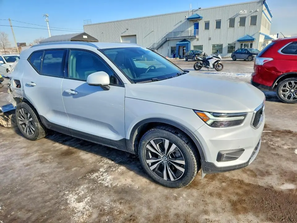 2021 VOLVO XC40 T5 MOMENTUM  