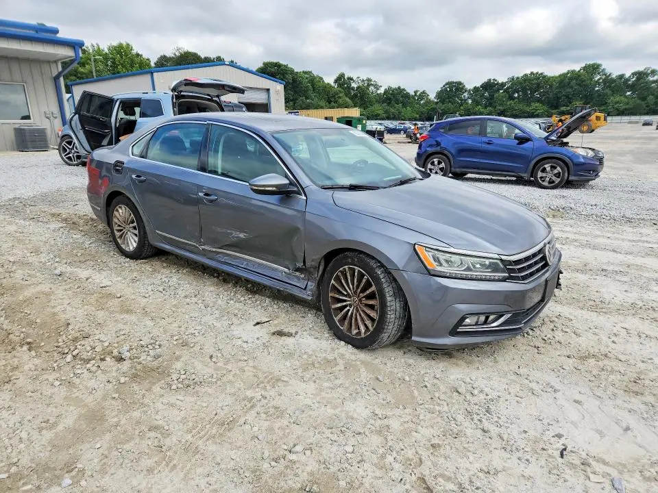 2016 VOLKSWAGEN PASSAT SE  