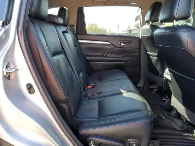 2018 TOYOTA HIGHLANDER SE  