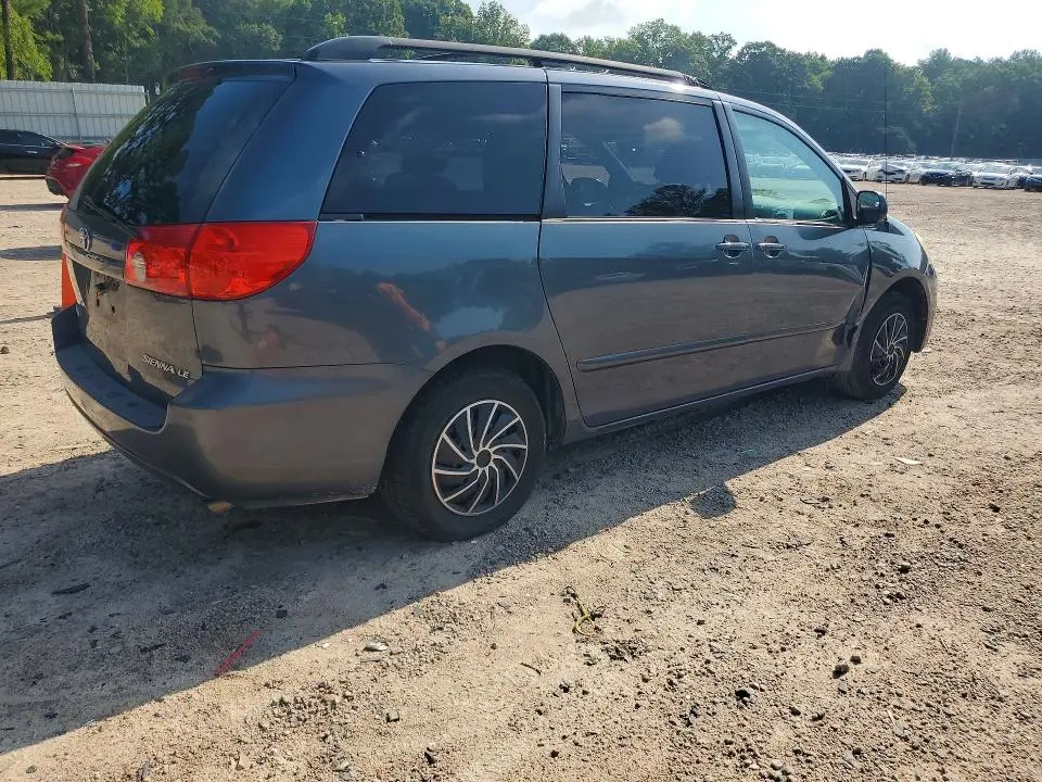 2010 TOYOTA SIENNA LE 8-PASSENGER  