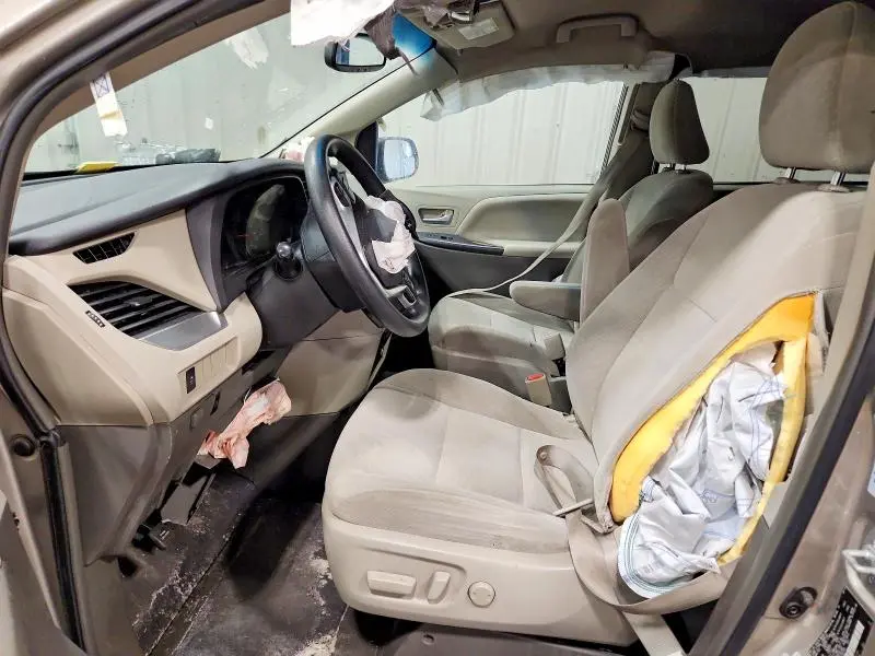 2015 TOYOTA SIENNA LE 8-PASSENGER  