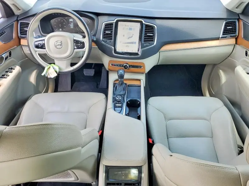 2021 VOLVO XC90 T6 MOMENTUM  