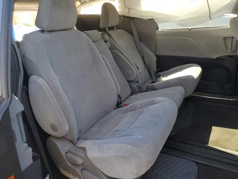 2017 TOYOTA SIENNA LE  