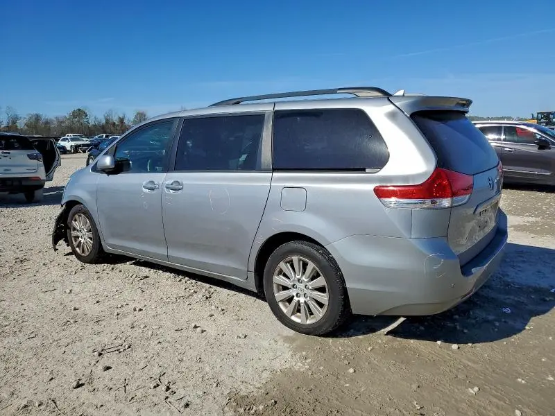 2011 TOYOTA SIENNA XLE  