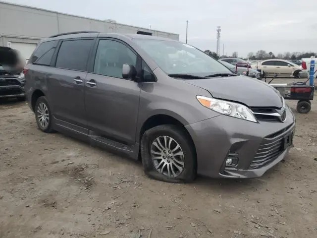2020 TOYOTA SIENNA XLE  