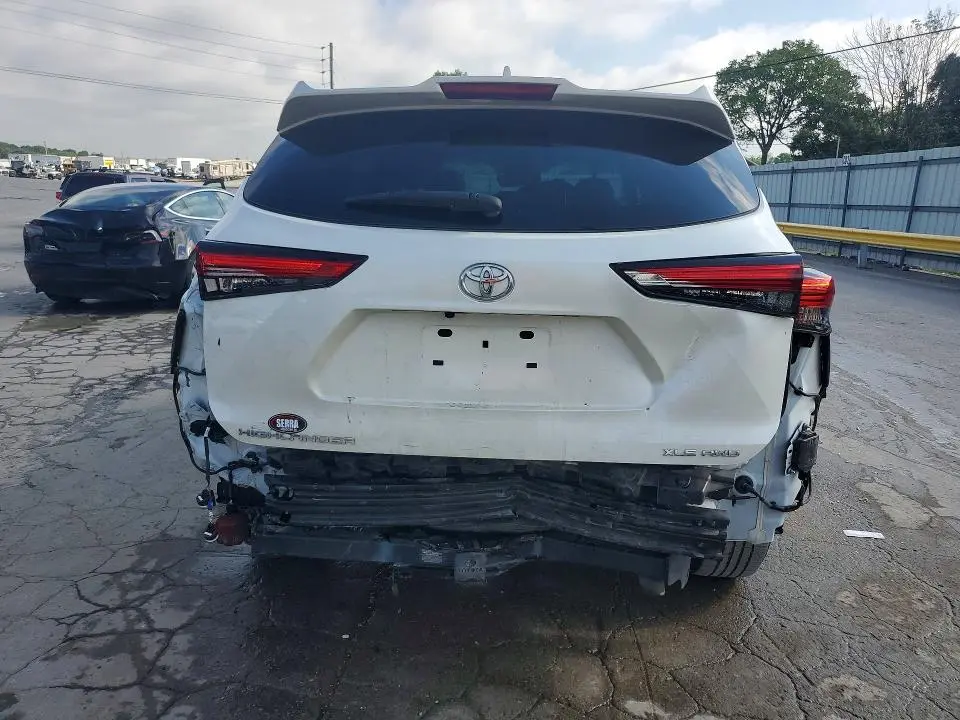 2021 TOYOTA HIGHLANDER XLE  