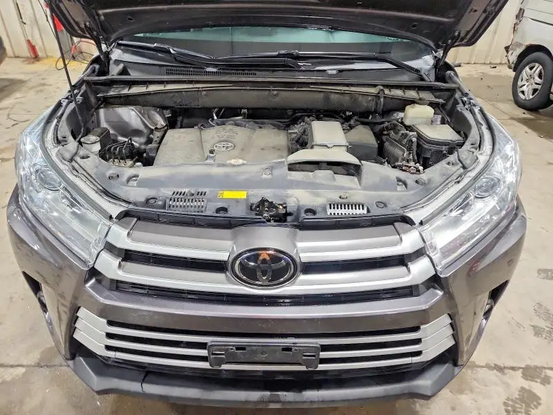 2018 TOYOTA HIGHLANDER SE  