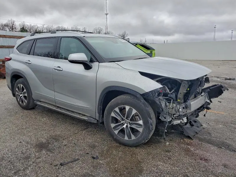 2022 TOYOTA HIGHLANDER XLE  