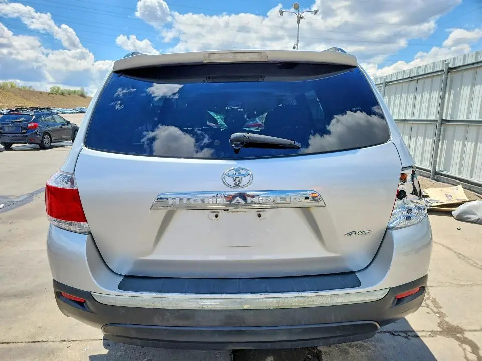 2012 TOYOTA HIGHLANDER SE  