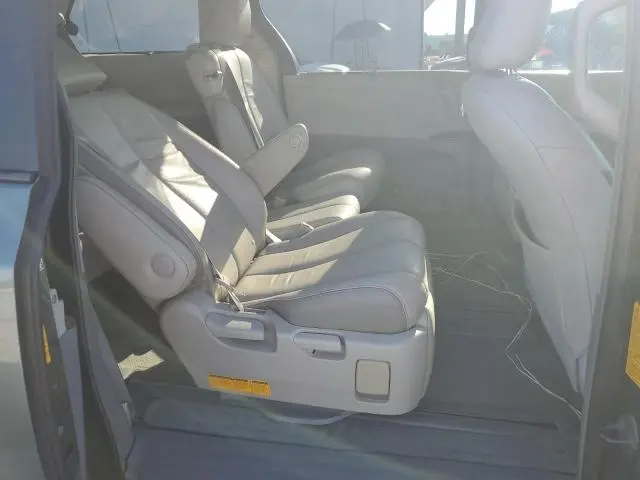 2013 TOYOTA SIENNA XLE  