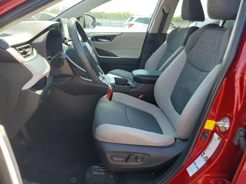 2021 TOYOTA RAV4 XLE  
