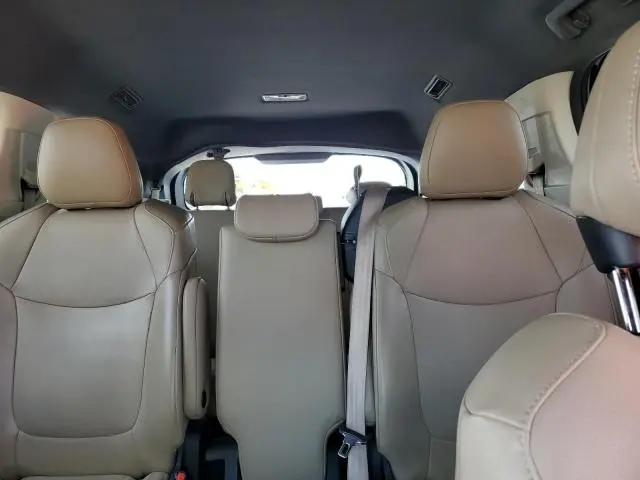 2021 TOYOTA SIENNA XLE  