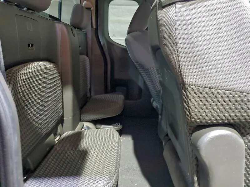 2013 NISSAN FRONTIER SV  