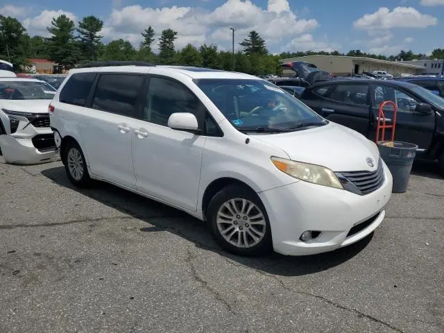 2011 TOYOTA SIENNA XLE  