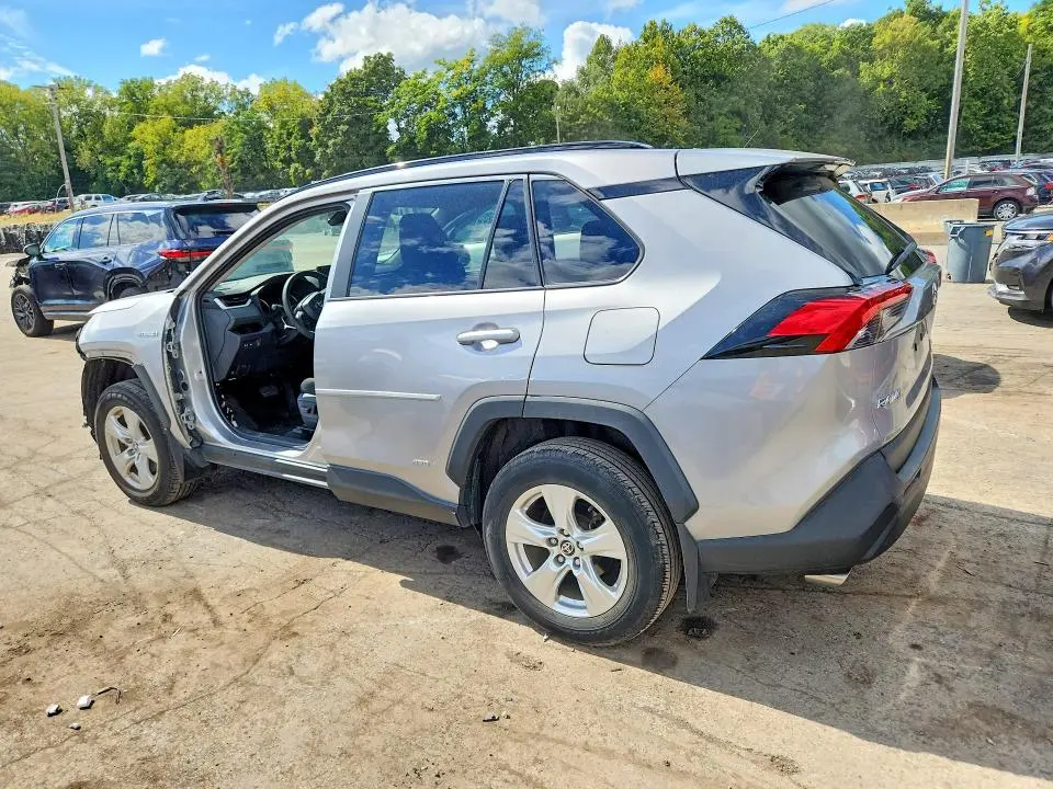 2021 TOYOTA RAV4 XLE  