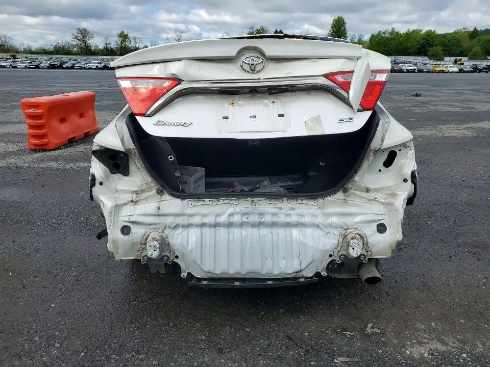 2016 TOYOTA CAMRY SE  