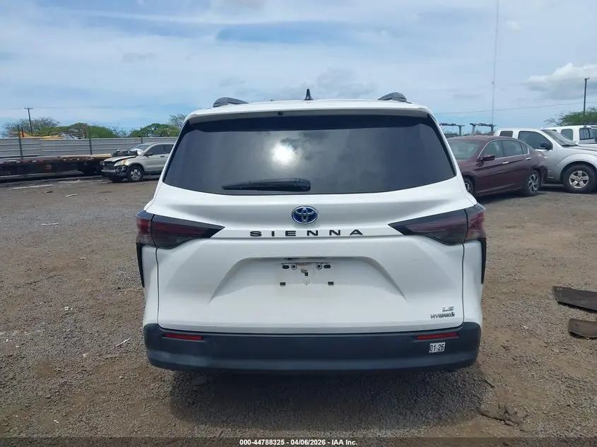 2024 TOYOTA SIENNA LE