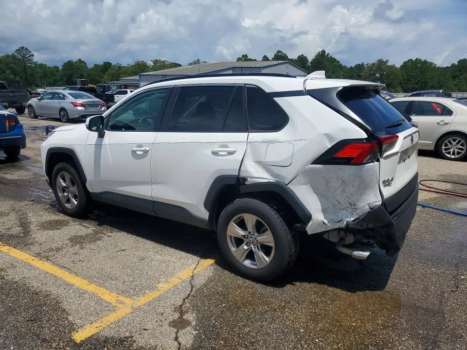 2022 TOYOTA RAV4 XLE  