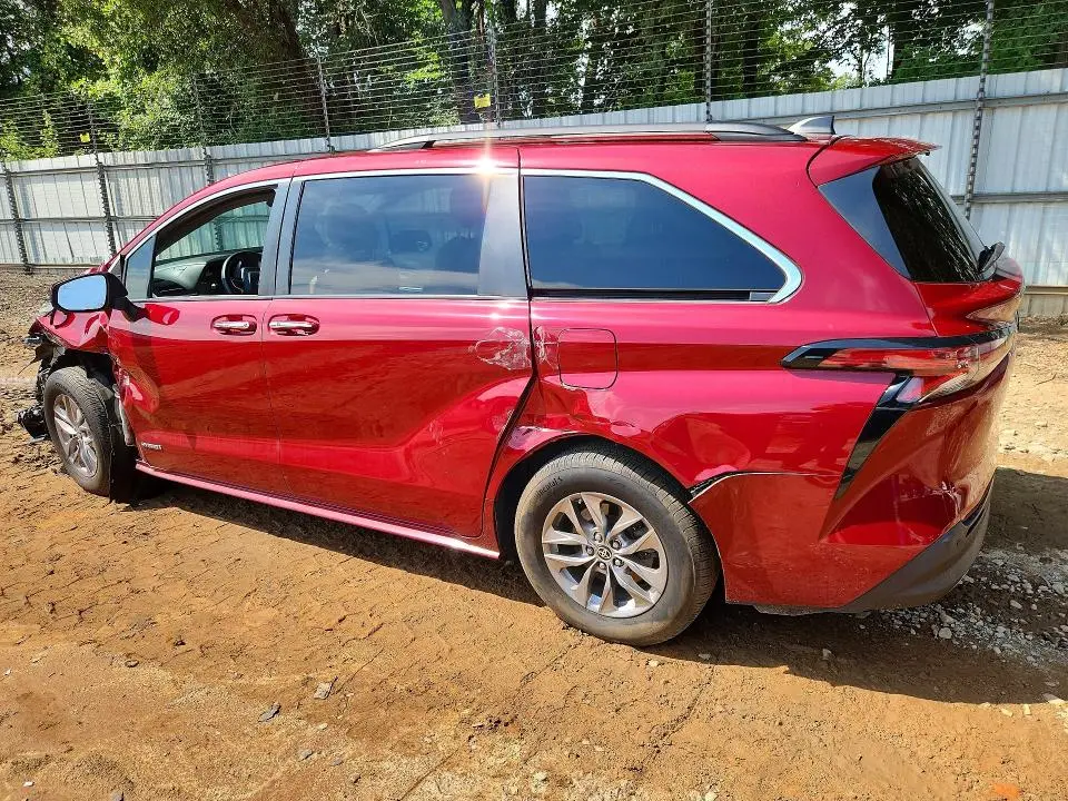 2021 TOYOTA SIENNA XLE  