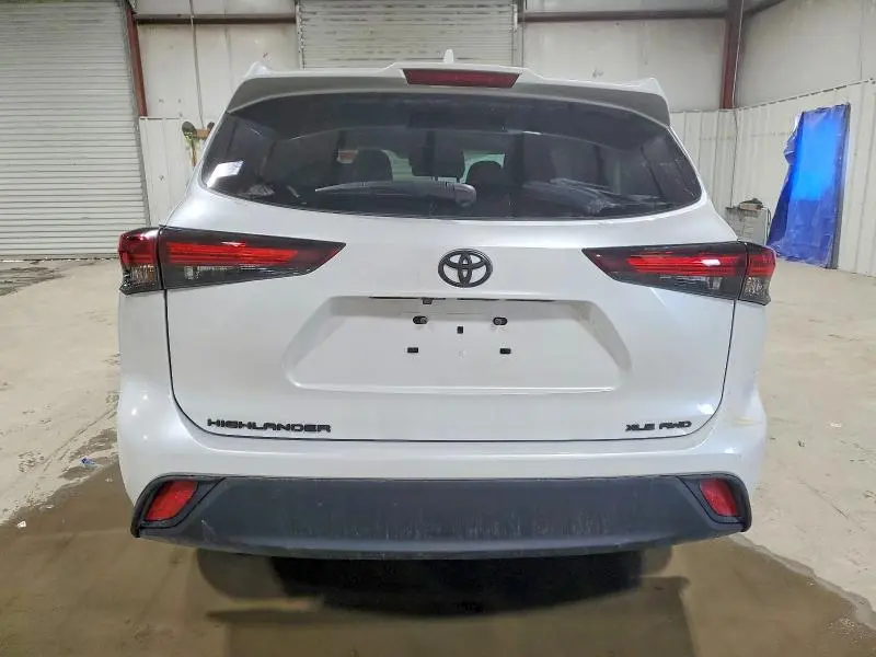 2024 TOYOTA HIGHLANDER LE  