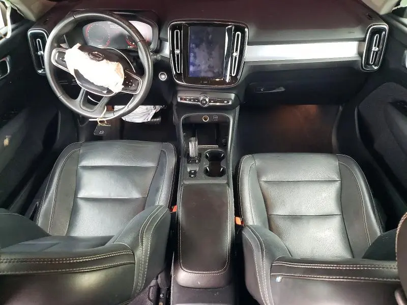 2020 VOLVO XC40 T4 MOMENTUM  