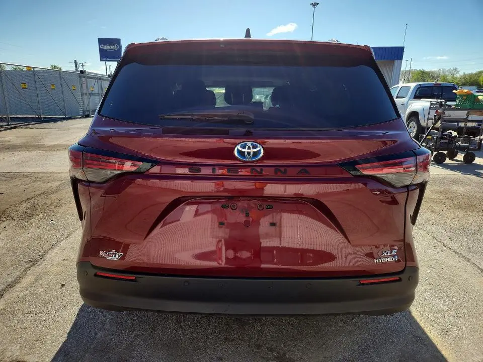 2021 TOYOTA SIENNA XLE  