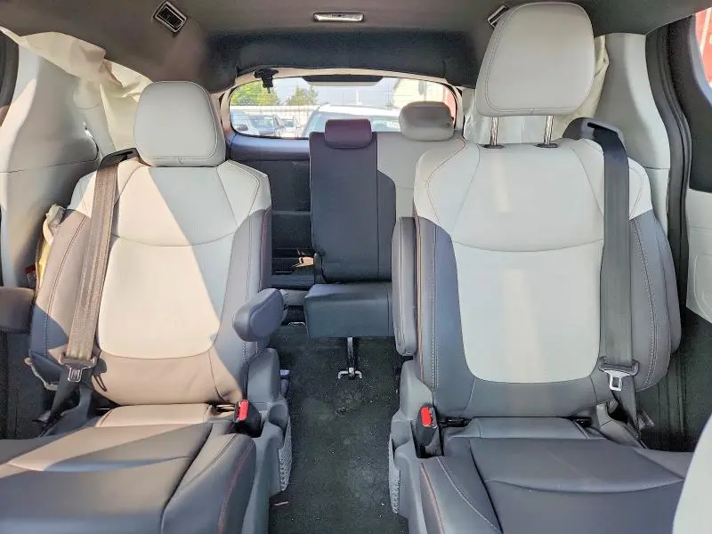 2021 TOYOTA SIENNA LE  
